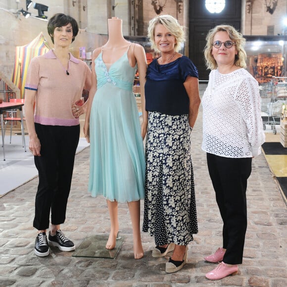 Exclusif - Marie-Claude Pietragalla, Sophie Davant et Enora Alix - Backstage de l'enregistrement de l'émission prime "Affaire conclue" dans les écuries du château de Chantilly, présentée par S.Davant et qui sera diffusée sur France 2 le 15 septembre 2020. Le 9 juillet 2020 © Guillaume Gaffiot / Bestimage