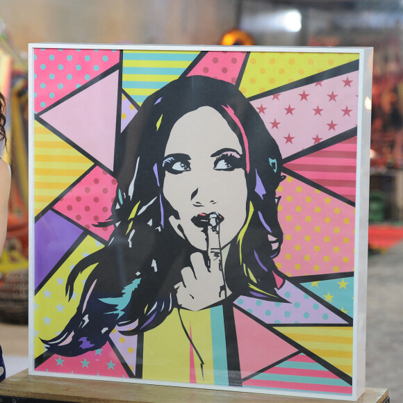 Exclusif - Fabienne Carat et son autoportrait en Plexiglass - Backstage de l'enregistrement de l'émission prime "Affaire conclue" dans les écuries du château de Chantilly, présentée par S.Davant et qui sera diffusée sur France 2 le 15 septembre 2020. Le 9 juillet 2020 © Guillaume Gaffiot / Bestimage  