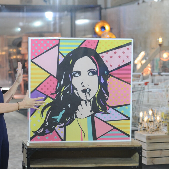 Exclusif - Fabienne Carat et son autoportrait en Plexiglass avec Sophie Davant et Harold Hessel - Enregistrement de l'émission prime "Affaire conclue" dans les écuries du château de Chantilly, présentée par S.Davant et qui sera diffusée sur France 2 le 15 septembre 2020. Le 9 juillet 2020 © Guillaume Gaffiot / Bestimage  