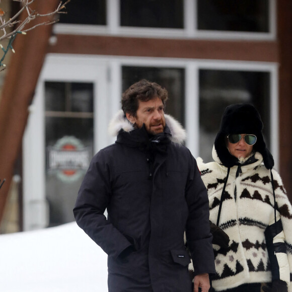 Exclusif - Laeticia Hallyday et son compagnon Pascal Balland lors d'une journée au ski à la station "Big Sky" dans le Montana, le 16 février 2020.