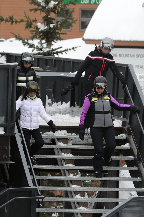 Exclusif - Joy Hallyday, Jade Hallyday et Mathilde Balland - Laeticia Hallyday et son compagnon Pascal Balland lors d'une journée au ski à la station "Big Sky" dans le Montana avec leurs filles respectives, le 16 février 2020.