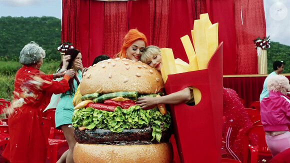 Taylor Swift et Katy Perry se rabibochent et tournent ensemble dans le nouveau clip de Taylor Swift "You Need to Calm Down".