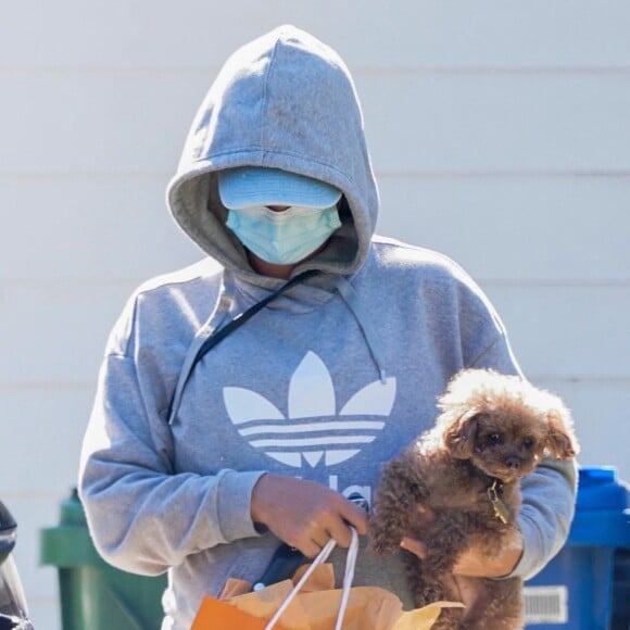 Exclusif - Katy Perry très enceinte fait des courses en compagnie de son petit chien Nugget à Los Angeles pendant l'épidémie de coronavirus (Covid-19), le 11 août 2020