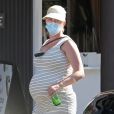 Exclusif - La chanteuse américaine de 35 ans, Katy Perry, enceinte, gare sa Porsche Cayenne à une place réservée aux handicapés pour faire ses courses à Santa Barbara, le 8 août 2020.   Exclusive - The heavily pregnant star sparks the debate - should pregnant women be allowed to use disabled parking spots'...The singer stopped to get a bottle of water, among other purchases, leaving her 7,000 Porsche Cayenne GTS in a disabled bay in a shopping center in Santa Barbara. August 8, 2020. 