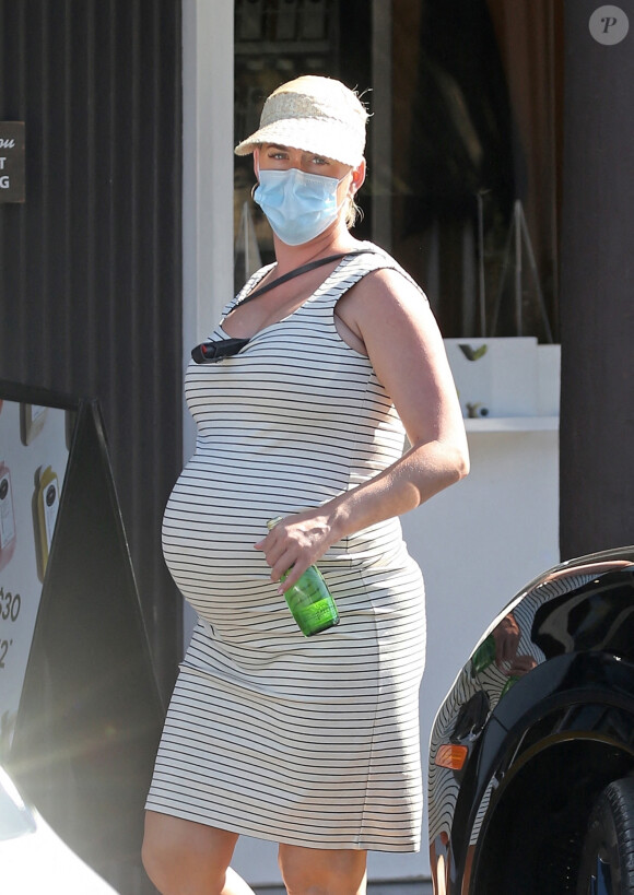 Exclusif - La chanteuse américaine de 35 ans, Katy Perry, enceinte, gare sa Porsche Cayenne à une place réservée aux handicapés pour faire ses courses à Santa Barbara, le 8 août 2020.  Exclusive - The heavily pregnant star sparks the debate - should pregnant women be allowed to use disabled parking spots'...The singer stopped to get a bottle of water, among other purchases, leaving her 7,000 Porsche Cayenne GTS in a disabled bay in a shopping center in Santa Barbara. August 8, 2020. 