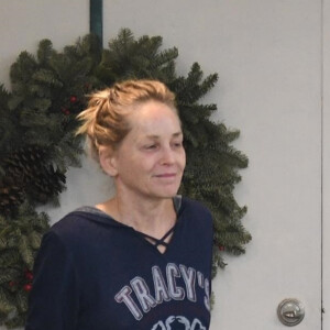 Exclusif - Sans maquillage, Sharon Stone prend soin d'elle dans un salon de beauté à Beverly Hills, au lendemain de Noël. Le 26 décembre 2019.
