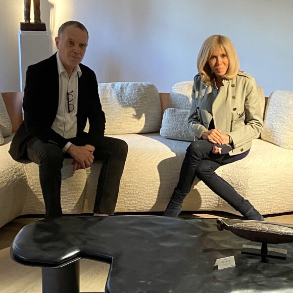 Exclusif - L'architecte Daniel Bismut a eu le plaisir de faire découvrir à Brigitte Macron 11 pièces de mobilier de la nouvelle collection Bismut & Bismut à l'occasion de l'inauguration de la nouvelle galerie Luca Ratton, rue Bonaparte à Paris le 9 septembre 2020. Le jeune Lucas Ratton a accueilli dans sa galerie de la rue Bonaparte les Archictectes Bismut et Bismut pendant la Paris Design Week. Les 2 frères ont ainsi exposé du mobilier se mêlant à l'art africain dont la galerie s'est fait une spécialité. © Collection personnelle Fabienne Moszer via Bestimage