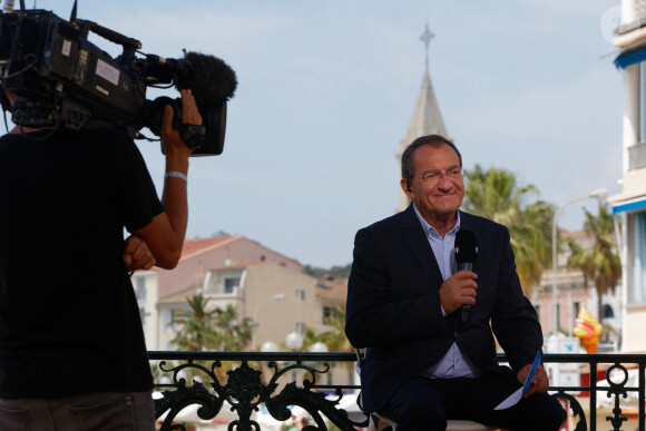 Jean-Pierre Pernaut est venu remettre au maire de Sanary le titre de plus beau marché de France en direct lors du JT de TF1 le 9 mai 2018. © Dominique Leriche / Nice / Matin / Bestimage