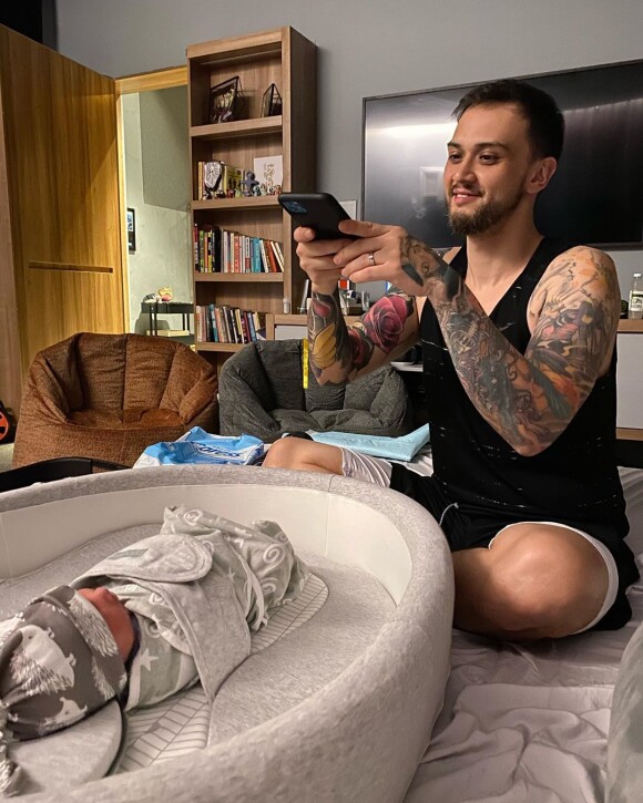 Billy Crawford pose avec son bébé, sur Instagram.