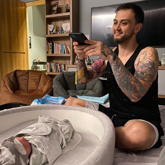 Billy Crawford pose avec son bébé, sur Instagram.