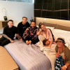 Chrissy Teigen, enceinte de son troisième enfant, avec son mari John Legend, leur fille Luna, la mère de Chrissy et deux autres amis. Septembre 2020.