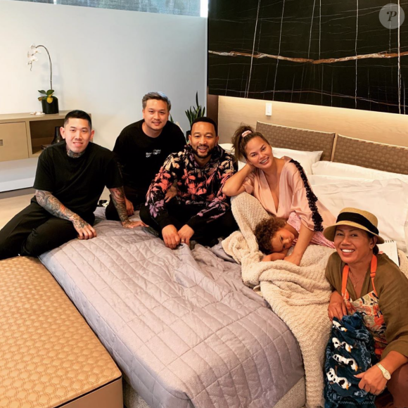 Chrissy Teigen, enceinte de son troisième enfant, avec son mari John Legend, leur fille Luna, la mère de Chrissy et deux autres amis. Septembre 2020.