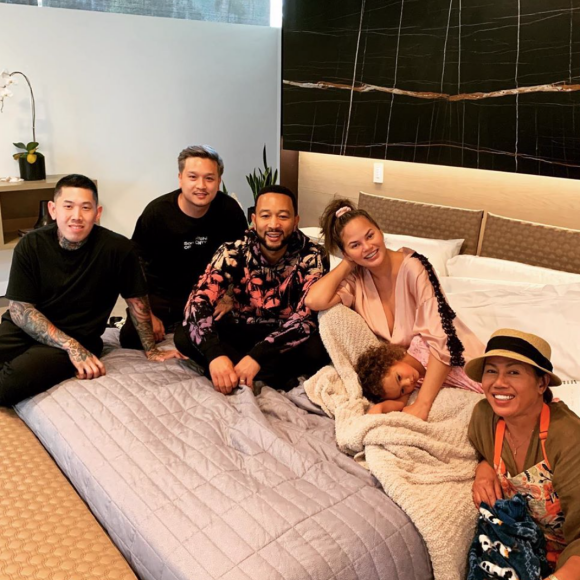 Chrissy Teigen, enceinte de son troisième enfant, avec son mari John Legend, leur fille Luna, la mère de Chrissy et deux autres amis. Septembre 2020.