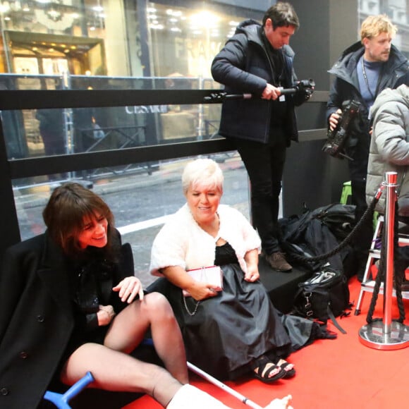 Charlotte Gainsbourg (avec une attelle au pied droit et des béquilles) et Mimie Mathy - Tournage de la série " Dix Pour Cent " lors de la 45e cérémonie des César à la salle Pleyel à Paris, le 28 février 2020. © Dominique Jacovides/Olivier Borde/Bestimage