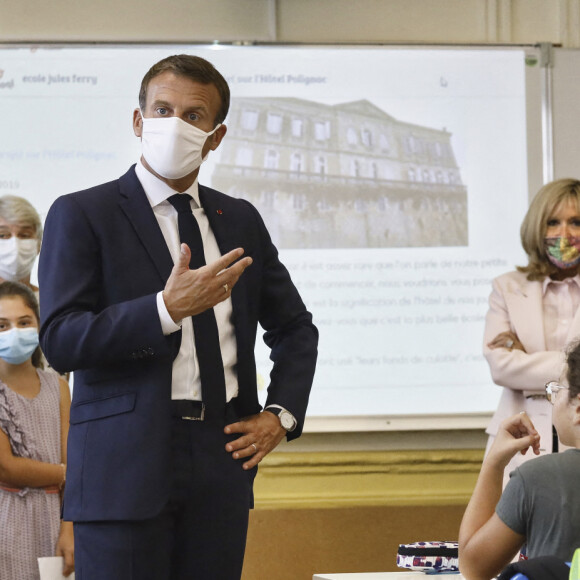 Emmanuel Macron avec les élèves écoliers de l'école primaire Jules Ferry, installée dans l'Hôtel de Polignac. Présentation du projet pedagogique "Patrimoine et numérique " réalisé en 2019-2020 par une classe de l'ecole. Avec sa femme Brigitte Macron, Roselyne Bachelot, ministre de la Culture, Stéphane Bern, Guillaume Poitrinal, président de la Fondation du Patrimoine, et Stéphane Pallez, présidente directrice géneéale de la Française des Jeux. Condom, le 18 Septembre 2020. © Sébastien Ortola / Pool / Bestimage