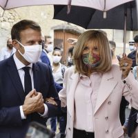 Brigitte Macron rayonnante malgré la pluie et les masques, avec Stéphane Bern
