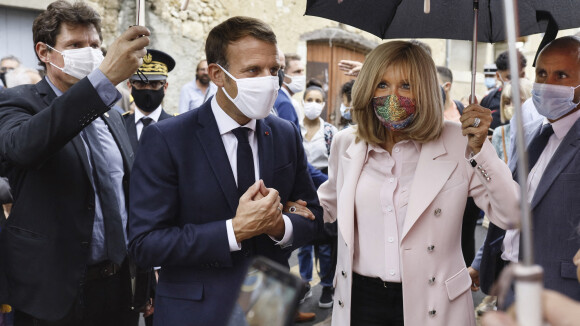 Brigitte Macron rayonnante malgré la pluie et les masques, avec Stéphane Bern