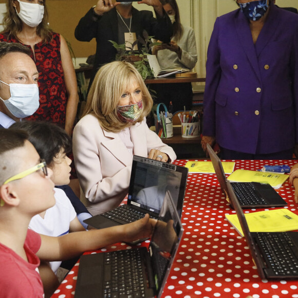 Brigitte Macron et Stéphane Bern échangent avec les instituteurs et les élèves de l'école primaire Jules Ferry, installée dans l'Hôtel de Polignac, qui présentent le projet pédagogique "Patrimoine et numérique" réalisé en 2019-2020 par une classe de l'école. A Condom, le 18 Septembre 2020. © Sébastien Ortola / Pool / Bestimage