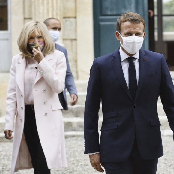 Emmanuel Macron, Président de la République, et sa femme, Brigitte Macron, visitent l'Hôtel de Polignac, à l'occasion des journées européennes du patrimoine et de la troisième édition du Loto du Patrimoine. Selectionné en 2018 parmi les 18 sites emblématiques du Loto du Patrimoine, l'Hôtel de Polignac est actuellement en pleine restauration. A Condom, le 18 Septembre 2020. © Sébastien Ortola / Pool / Bestimage