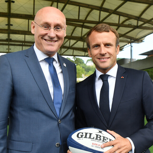 Bernard Laporte (président de la Fédération Française de Rugby à XV), Emmanuel Macron, président de la République Française, lors de la visite du centre d'entrainement du XV de France, en phase préparatoire de la Coupe du Monde Rugby 2019 au Japon. Marcoussis, le 5 septembre 2019. © Liewig/Pool/Bestimage