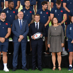 Bernard Laporte (président de la Fédération Française de Rugby à XV), Emmanuel Macron, président de la République Française, Roxana Maracineanu, ministre des Sports, Camille Chat, Guilhem Guirado, Peato Mauvaka, Cyril Baill, Demba Bamba, Jefferson Poirot, Emerick Setiano, Rabah Slimani, Paul Gabrillagues, Sébastien Vahaamahina, Bernard le Roux, Grégory Alldritt, Yacouba Camara, Arthur Iturria, Wenceslas Lauret, Charles Ollivon, Louis Picamoles, Antoine Dupont, Maxime Machenaud, Baptiste Serin, Camille Lopez, Romain Ntamack, Gaël Fickou, Wesley Fofana, Sofiane Guitoune, Virimi Vakatawa, Yoann Huget, Maxime Médard, Damian Penaud, Alivereti Raka, Thomas Ramos, lors de la visite du centre d'entrainement du XV de France, en phase préparatoire de la Coupe du Monde Rugby 2019 au Japon. Marcoussis, le 5 septembre 2019. © Liewig/Pool/Bestimage