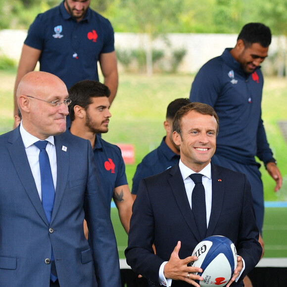 Bernard Laporte (président de la Fédération Française de Rugby à XV), Emmanuel Macron, président de la République Française, lors de la visite du centre d'entrainement du XV de France, en phase préparatoire de la Coupe du Monde Rugby 2019 au Japon. Marcoussis, le 5 septembre 2019. © Liewig/Pool/Bestimage