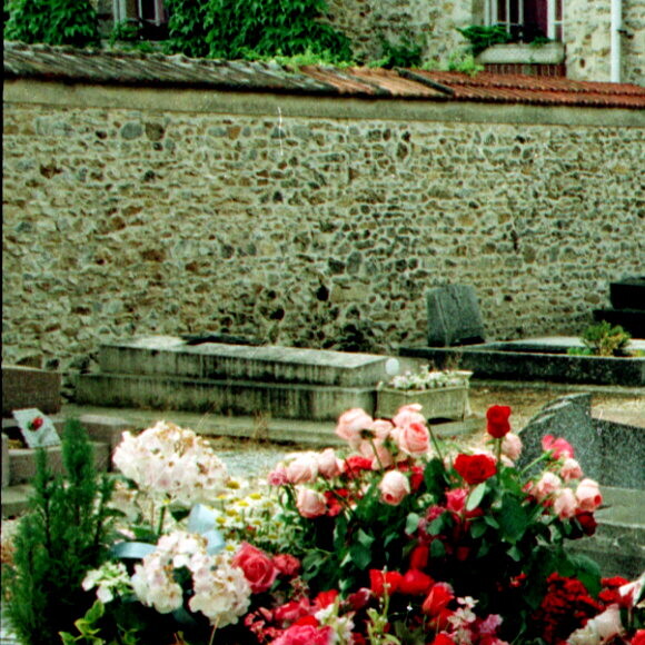 La tombe de Romy Schneider à Boissy-sans-Avoir dans les Yvelines, en 1992.