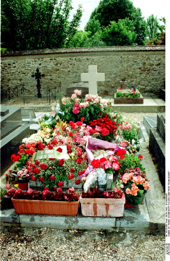 La tombe de Romy Schneider à Boissy-sans-Avoir dans les Yvelines, en 1992.