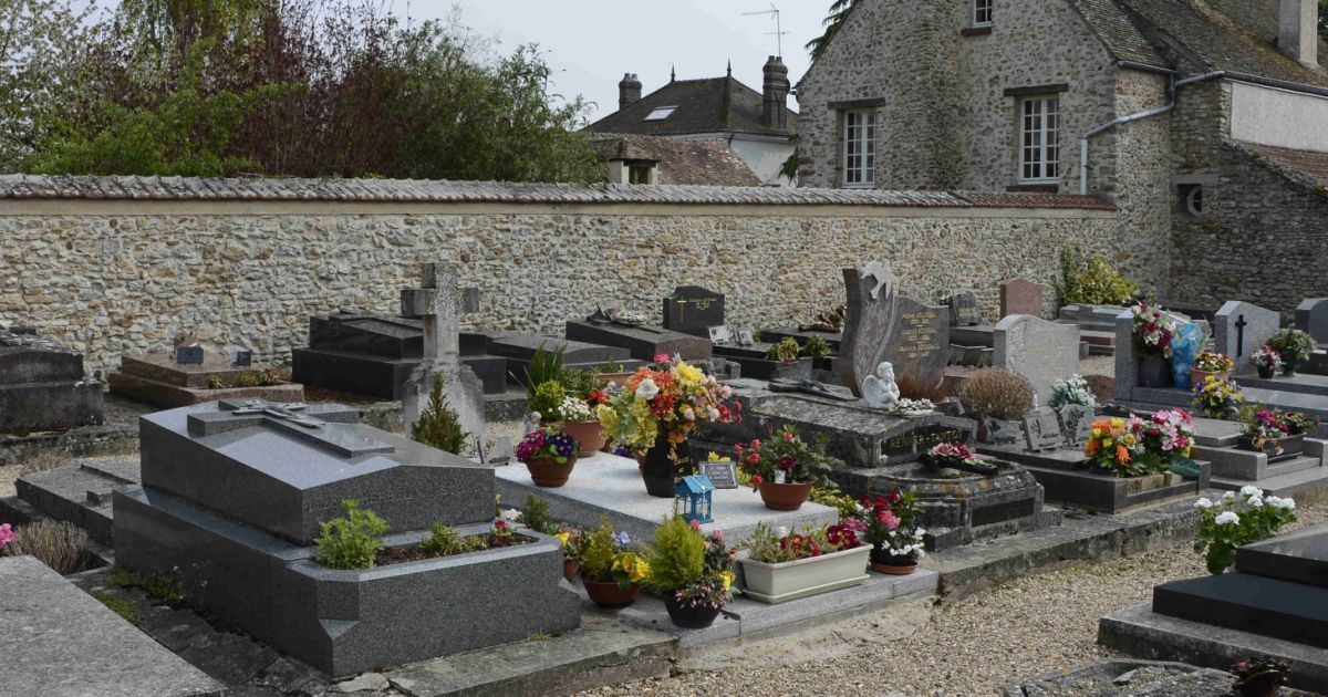 La tombe de Romy Schneider à BoissysansAvoir le 3 mai 2013. Purepeople