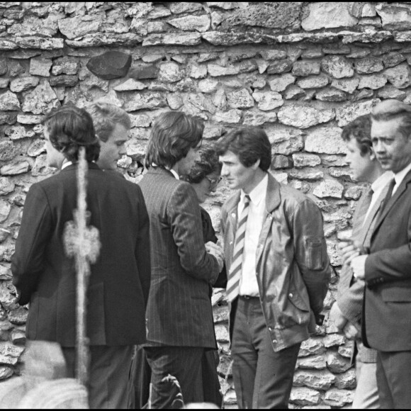 En France, à Boissy-sans-Avoir dans les Yvelines, Michel Piccoli et Laurent Petin lors des obsèques de Romy Schneider le 2 juin 1982.