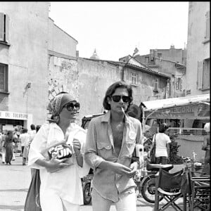 Romy Schneider et Daniel Biasini dans les rues de Saint-Tropez en 1976.