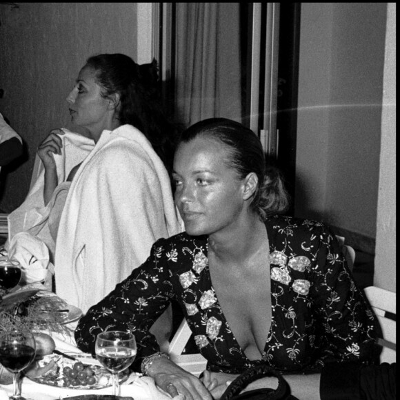 Romy Schneider et Sylvie Vartan à Saint-Tropez en 1975, au Byblos pour l'anniversaire de l'écrivain Roger Peyrefitte.
