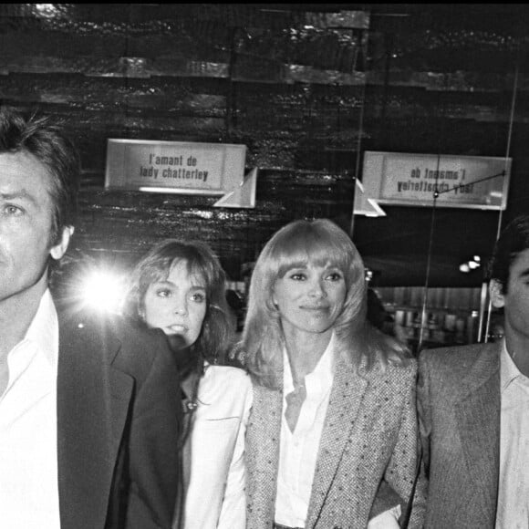 Alain Delon, Romy Schneider, Anne Parillaud, Mireille Darc et Anthony Delon à la première du film "Pour la peau d'un flic" en 1981.