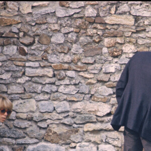 Alain Delon et sa compagne Mireille Darc sur la tombe de Romy Schneider quelques jours après ses obsèques, en juin 1982, à Boissy-sans-Avoir, dans les Yvelines.