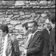  En France, à Boissy-sans-Avoir dans les Yvelines, Michel Piccoli et Laurent Petin lors des obsèques de Romy Schneider le 2 juin 1982. 