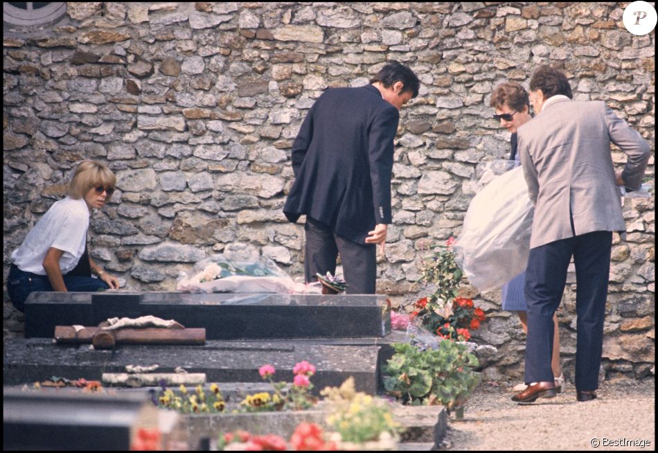 Alain Delon Et Mireille Darc Sur La Tombe De Romy Schneider à Boissy ...