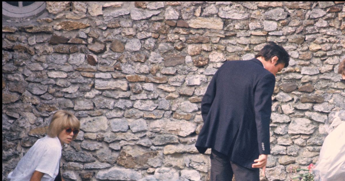 Alain Delon Et Mireille Darc Sur La Tombe De Romy Schneider à Boissy ...