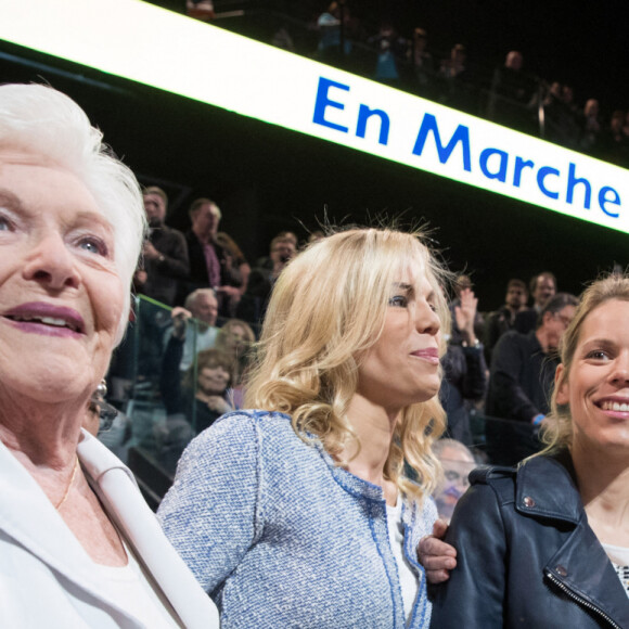 Line Renaud et Brigitte Macron (Trogneux) et ses filles Laurence et Tiphaine - La famille, les amis et soutiens d'Emmanuel Macron dans les tribunes lors du grand meeting d'Emmanuel Macron, candidat d'En Marche! à l'élection présidentielle 2017, à l'AccorHotels Arena à Paris, France, le lundi 17 avril 2017. © Cyril Moreau/Bestimage