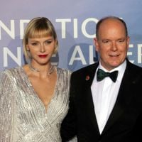 Charlene de Monaco : Diamants et robe à strass, la princesse scintille au bras d'Albert