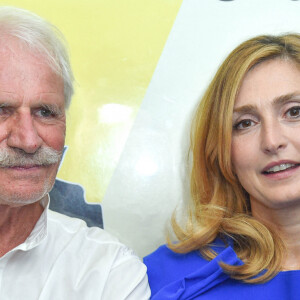 Julie Gayet et Yann Arthus-Bertrand, membres du jury - 3e cérémonie de remise du prix "Alice Guy" au cinéma Max Linder à Paris. Le 10 septembre 2020.