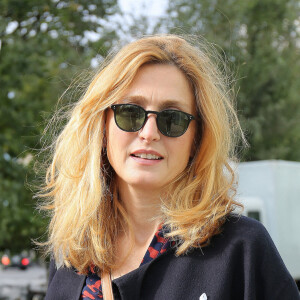 Exclusif - La comédienne et productrice française, Julie Gayet arrive devant les studios de Radio France à Paris, le 3 septembre 2020.