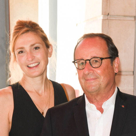 Julie Gayet (productrice du film "Les Joueuses") et son compagnon François Hollande - François Hollande croise les acteurs du film "Les Joueuses" au restaurant "Chez Paul" en marge du Festival du film Francophone d'Angoulême 2020. © Coadic Guirec / Bestimage