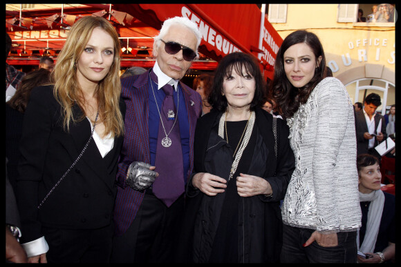 Vanessa Paradis, Karl Lagerfeld, Juliette Gréco et Anna Mouglalis à Saint-Tropez en 2010.