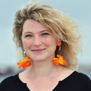 Cécile Bois, actrice française - Photocall au MIP TV 2016 afin de présenter "Candice Renoir". Le 4 avril 2016 à Cannes. Le MIPTV est le marché international et le forum de création de contenu pour tous écrans. A Cannes, en avril, le MIPTV est le rendez-vous majeur de la création, la co-production, l'achat, la vente, le financement et la distribution des contenus audiovisuels et online tous supports confondus. © Bruno Bebert / Bestimage