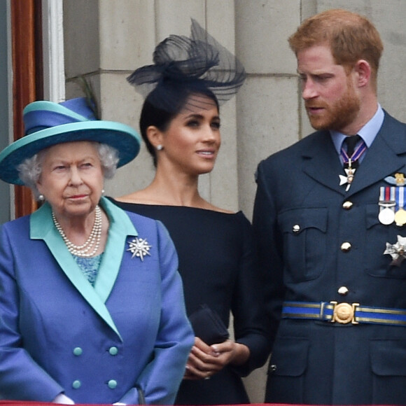 La reine Elisabeth II d'Angleterre, Meghan Markle, duchesse de Sussex (habillée en Dior Haute Couture par Maria Grazia Chiuri), le prince Harry, duc de Sussex - La famille royale d'Angleterre lors de la parade aérienne de la RAF pour le centième anniversaire au palais de Buckingham à Londres. 2018