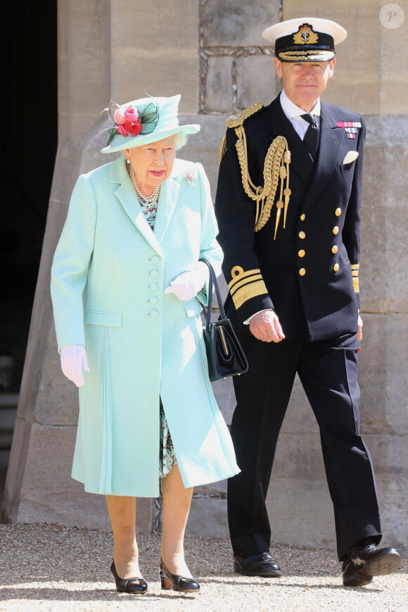 La reine Elisabeth II d'Angleterre remet au capitaine Thomas Moore son titre de chevalier lors d'une cérémonie au château de Windsor, le 17 juillet 2020.