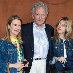 Nelson Monfort entre sa femme Dominique et sa fille Victoria au village lors des internationaux de tennis de Roland Garros à Paris, France, le 30 mai 2019. © Jacovides-Moreau/Bestimage 