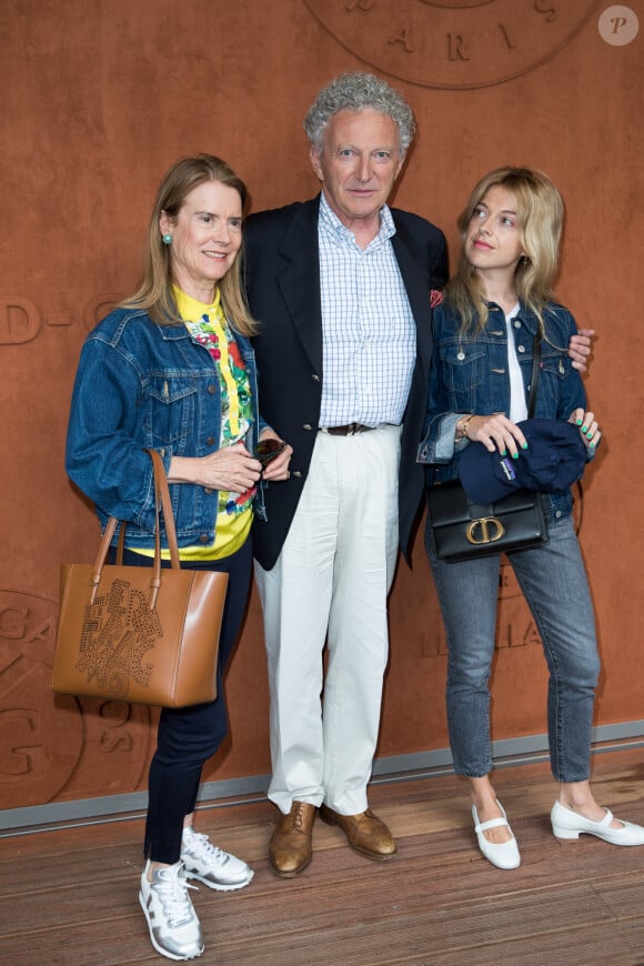 Nelson Monfort entre sa femme Dominique et sa fille Victoria au village lors des internationaux de tennis de Roland Garros à Paris, France, le 30 mai 2019. © Jacovides-Moreau/Bestimage 