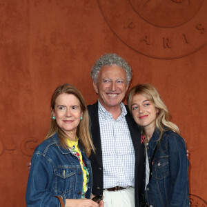 Nelson Monfort entre sa femme Dominique et sa fille Victoria au village lors des internationaux de tennis de Roland Garros à Paris, France, le 30 mai 2019. © Jacovides-Moreau/Bestimage 