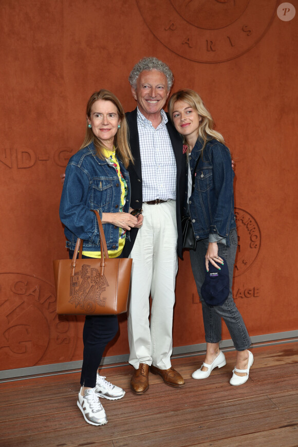 Nelson Monfort entre sa femme Dominique et sa fille Victoria au village lors des internationaux de tennis de Roland Garros à Paris, France, le 30 mai 2019. © Jacovides-Moreau/Bestimage 